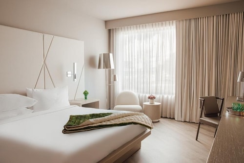 King Room Near Bonanza Golf and Gifts ORL Luxury Bookings