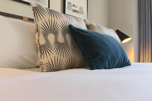 King Room Near Luxbar CHI 1 Luxury Bookings
