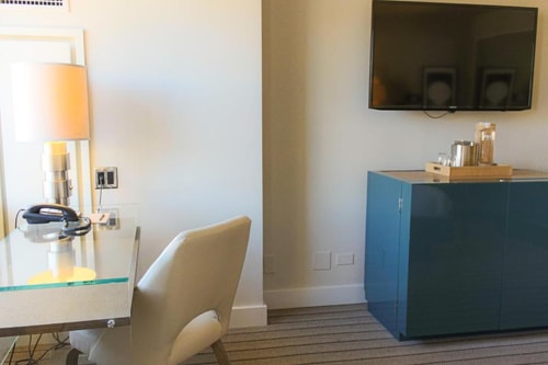 King Room Near Luxbar CHI 4 Luxury Bookings