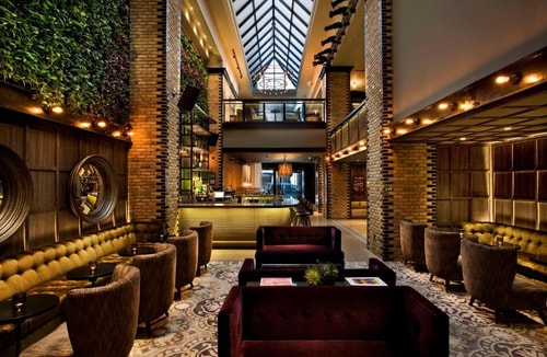 King Room Near Luxbar CHI 10 Luxury Bookings