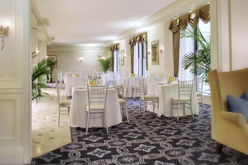 Deluxe King Room Near Biplop School CHI 8 Luxury Bookings