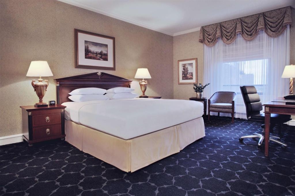 Deluxe King Room Near Biplop School CHI Luxury Bookings