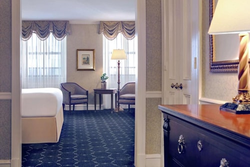 Deluxe King Room Near Biplop School CHI 4 Luxury Bookings
