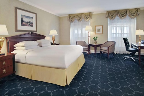 Deluxe King Room Near Biplop School CHI 2 Luxury Bookings