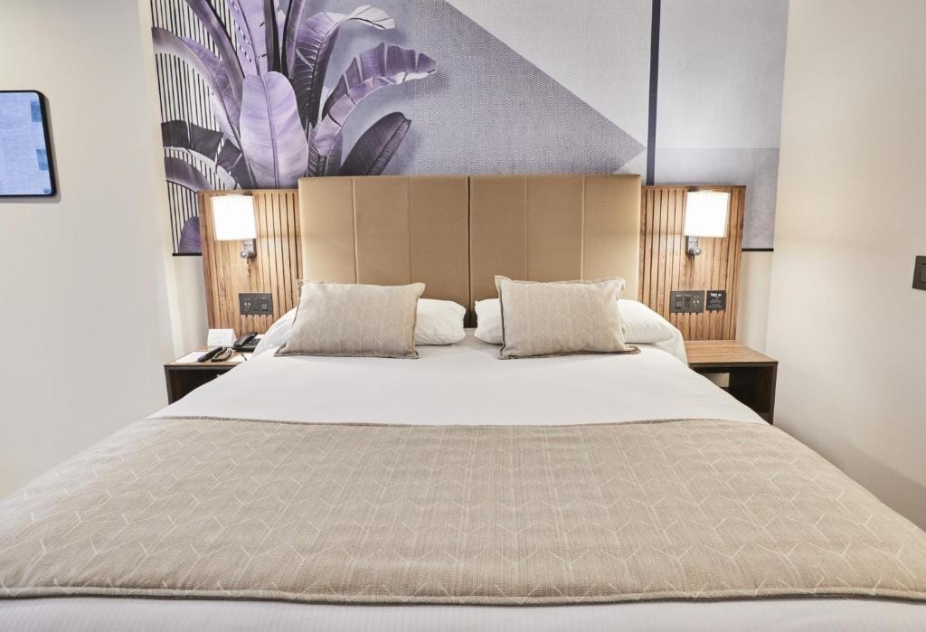 Deluxe King Near Kochi NYC Luxury Bookings