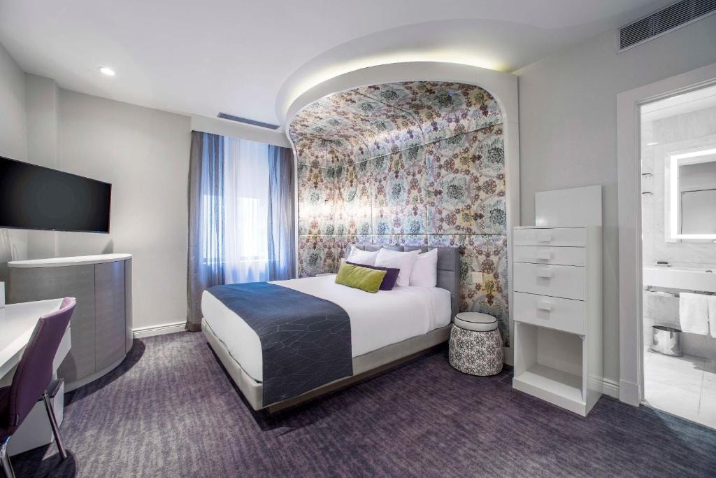 Queen Room Near T-Mobile NYC Luxury Bookings