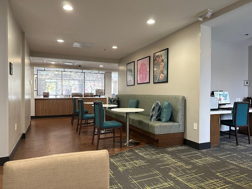 Queen Room Near Avis Car Rental ORL 6 Luxury Bookings