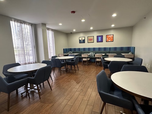 Queen Room Near Avis Car Rental ORL 7 Luxury Bookings