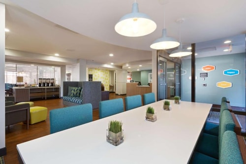 Queen Room Near Avis Car Rental ORL 8 Luxury Bookings