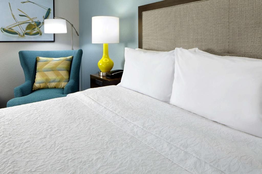 Queen Room Near Avis Car Rental ORL Luxury Bookings