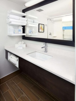 Queen Room Near Avis Car Rental ORL 4 Luxury Bookings