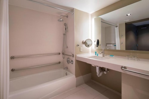 King Room Near Lunt-Fontanne Theatre NYC 6 Luxury Bookings