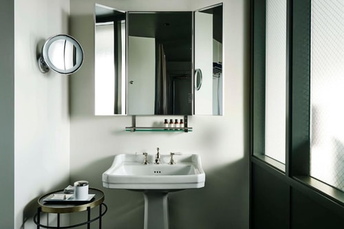 Queen Room Near Cabana Club CHI 4 Luxury Bookings