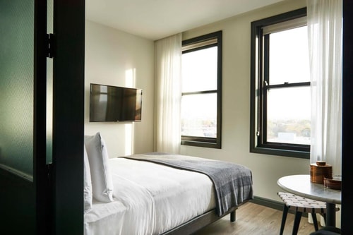 Queen Room Near Cabana Club CHI 1 Luxury Bookings