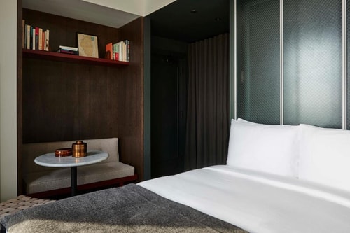 Queen Room Near Cabana Club CHI 2 Luxury Bookings