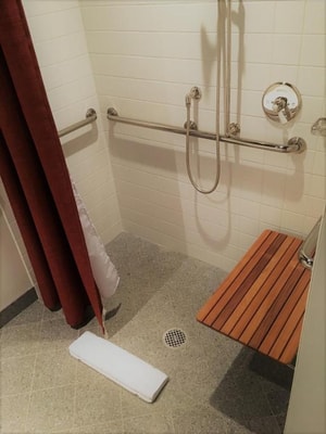 Queen Room Near Cabana Club CHI 5 Luxury Bookings