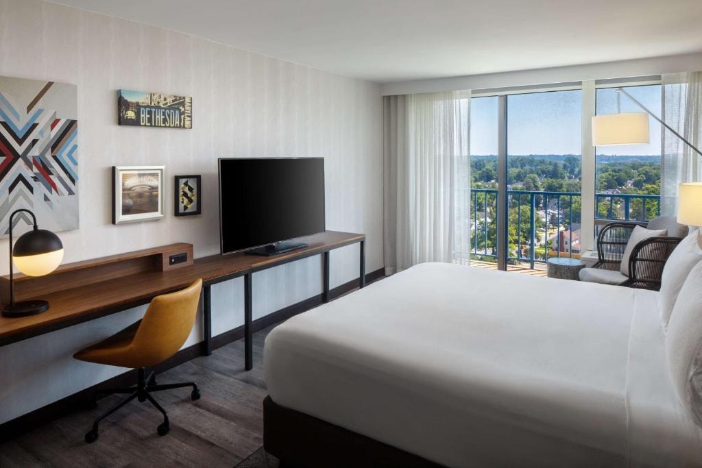 Deluxe King Room Near The Big Greek Cafe WDC Luxury Bookings