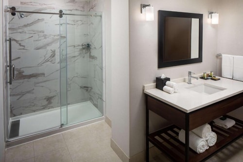 Deluxe King Room Near The Big Greek Cafe WDC 4 Luxury Bookings