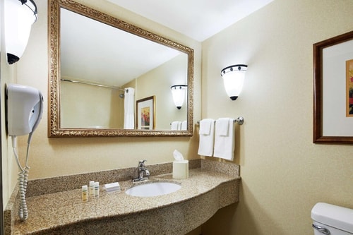 King Room Near G Skin And Beauty Institute LAS 4 Luxury Bookings