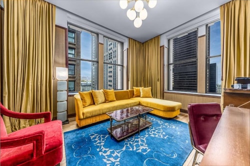 King Room Near Jimmy Johns CHI 7 Luxury Bookings