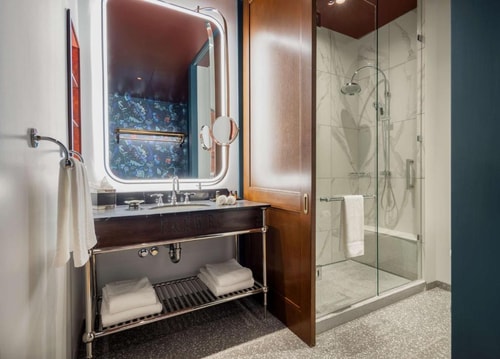 King Room Near Jimmy Johns CHI 4 Luxury Bookings