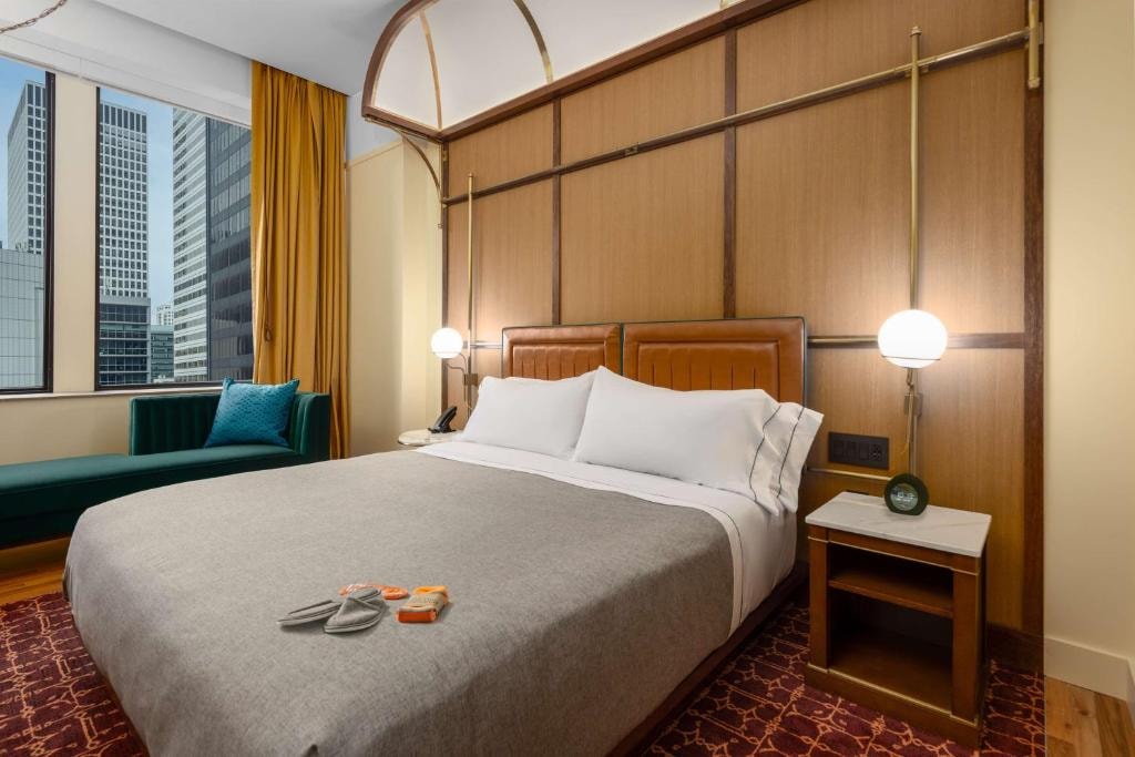 King Room Near Jimmy Johns CHI Luxury Bookings