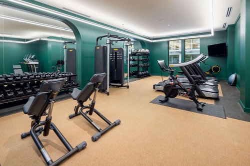 King Room Near Jimmy Johns CHI 14 Luxury Bookings