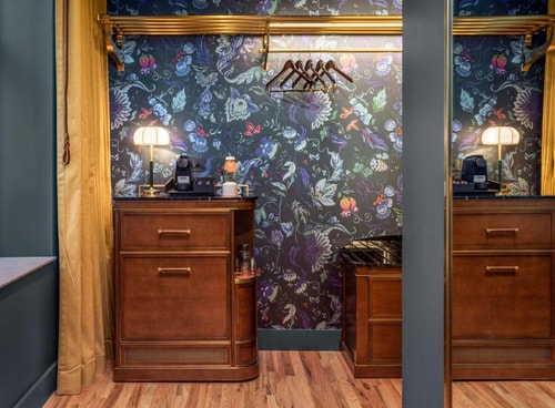 King Room Near Jimmy Johns CHI 3 Luxury Bookings