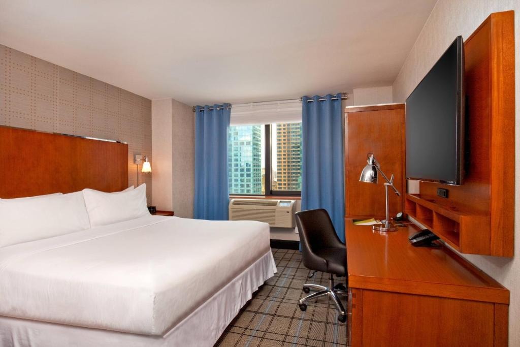 Deluxe King Room Near Los Tacos NYC Luxury Bookings