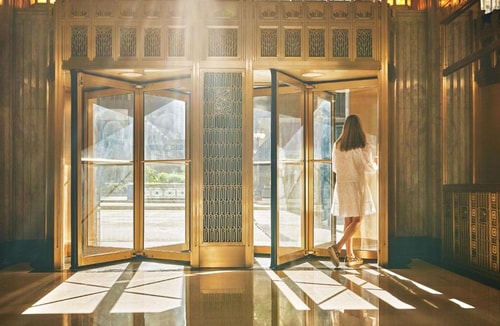 Guest Room Near Carbide Carbon Building CHI 9 Luxury Bookings