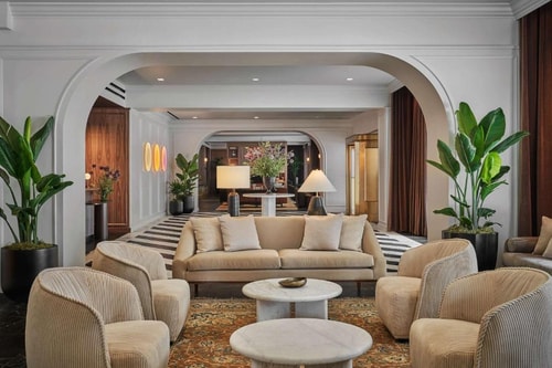 Guest Room Near Carbide Carbon Building CHI 8 Luxury Bookings