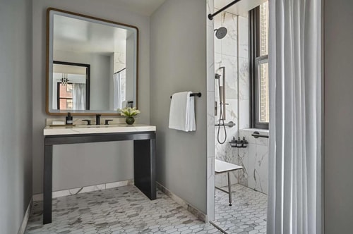 Guest Room Near Carbide Carbon Building CHI 6 Luxury Bookings