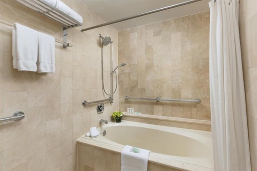 Deluxe King Room Near Mama Halal Food NYC 4 Luxury Bookings