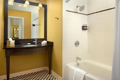 Guest room Near House of Blues CHI 2 Luxury Bookings