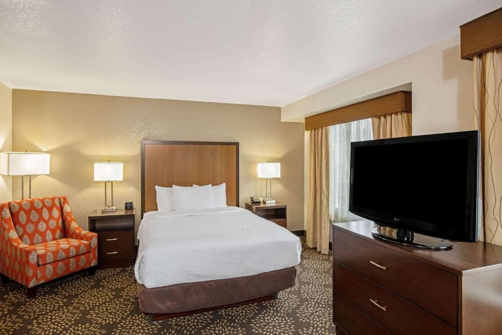 Queen Room Near Sahara West Library LAS Luxury Bookings