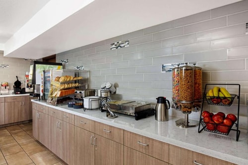 Queen Room Near Sahara West Library LAS 7 Luxury Bookings