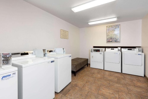 Queen Room Near Sahara West Library LAS 9 Luxury Bookings