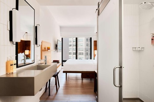 Queen Room Near lindens NYC 2 Luxury Bookings