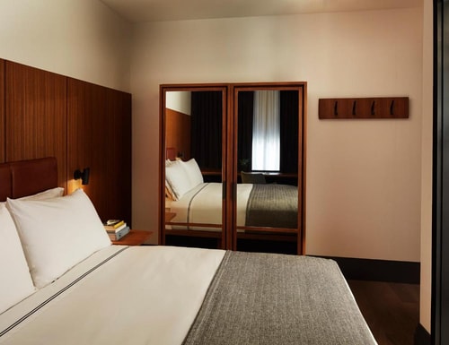 Interior Queen Near Gristedes NYC 1 Luxury Bookings