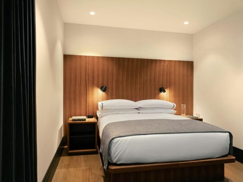 Interior Queen Near Gristedes NYC Luxury Bookings