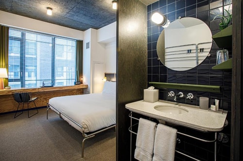 Standard King Room Near Rooftop Cinema Club CHI 3 Luxury Bookings