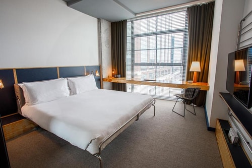 Standard King Room Near Rooftop Cinema Club CHI 2 Luxury Bookings