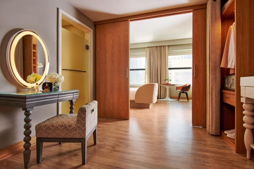 Deluxe King Studio Near Millennium Station CHI 4 Luxury Bookings