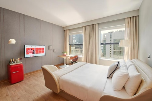 Deluxe King Studio Near Millennium Station CHI Luxury Bookings