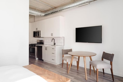 One Bedroom Apartment Near Moms Place CHI 8 Luxury Bookings