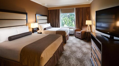 Queen Room Near Curtiss Mansion MIA Luxury Bookings
