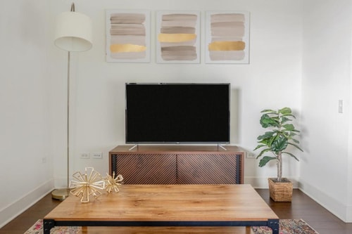 Studio Apartment Near IL Park CHI 7 Luxury Bookings