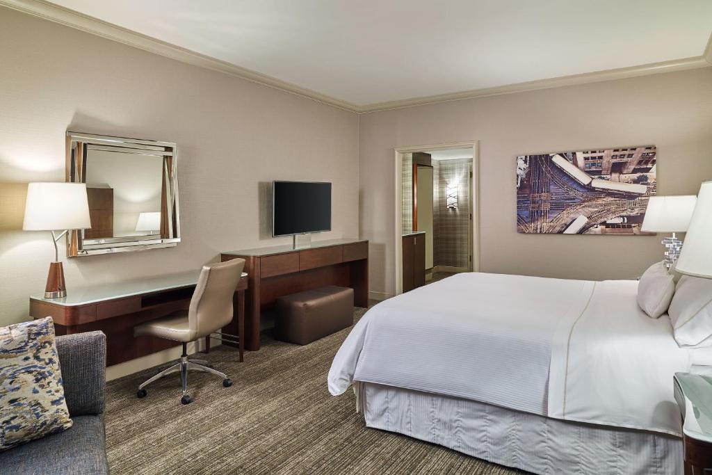 King Room Near Pizzeria Portofino CHI Luxury Bookings