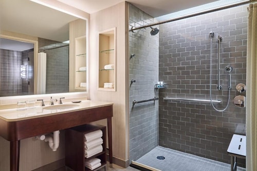 King Room Near Pizzeria Portofino CHI 2 Luxury Bookings