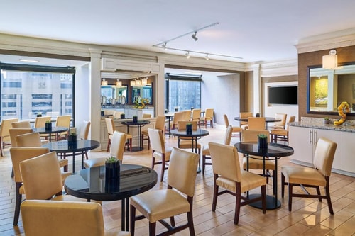 King Room Near Pizzeria Portofino CHI 4 Luxury Bookings